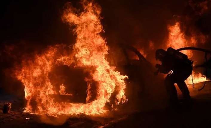 Yılbaşı gecesinde 874 araç ateşe verildi