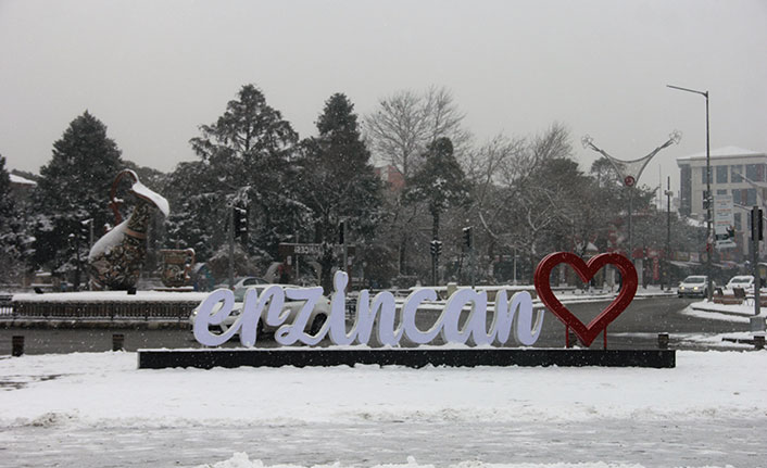 Erzincan’da kar yağışı etkili oluyor