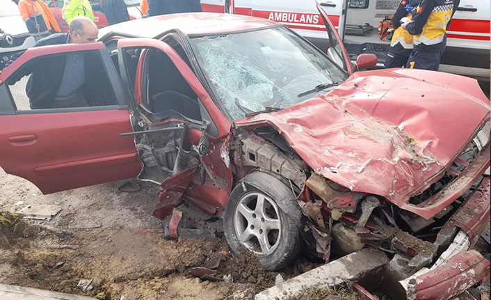 Otomobil hafriyat kamyonu ile çarpıştı: 1 ölü, 1 yaralı