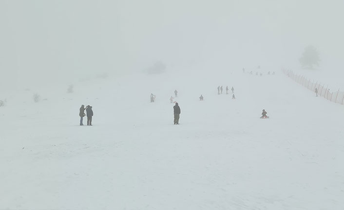 Aniden bastıran kar sürücüleri yolda bıraktı