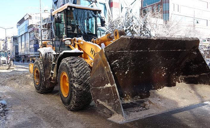 Van’da kar yağışı sonrası ekiplerin yoğun mesaisi