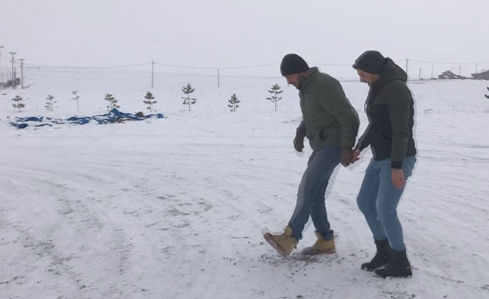 Bayburt’ta karda horon ve şambrelli kayak