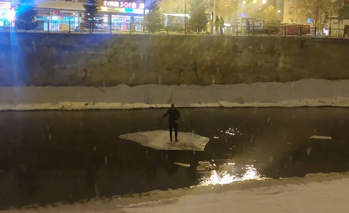 Bayburt'ta buzu sal yapıp Çoruh’ta gezintiye çıktı