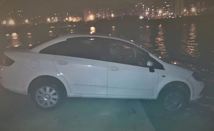 Denize düşmeye ramak kala otomobil askıda kaldı