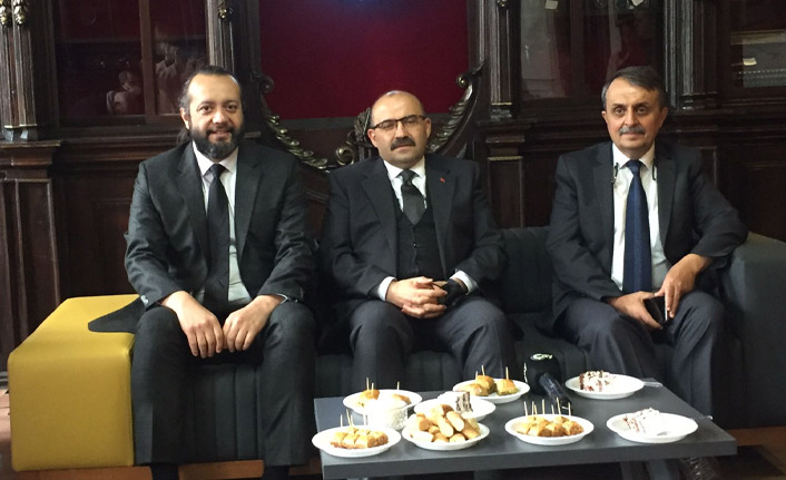 Ustaoğlu'ndan gazetecilere kutlama