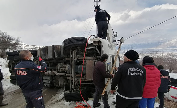 Devrilen tırda sıkışarak yaralanan sürücü kurtarıldı