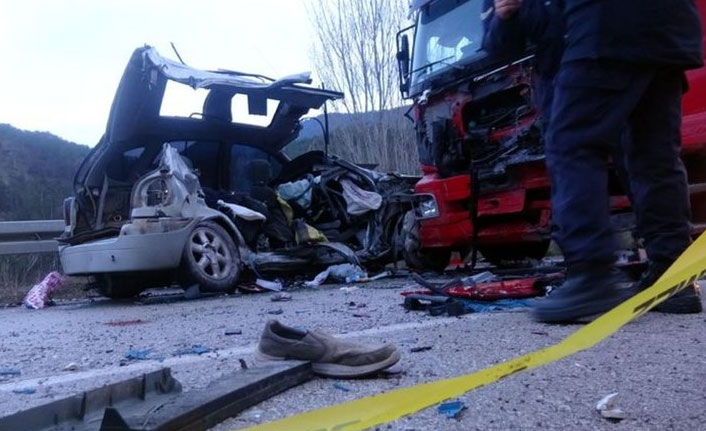 Feci kaza! Anne, baba ve 2 çocuk hayatını kaybetti