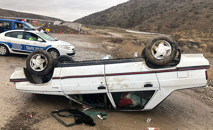 Başkent'te kontrolden çıkan araç takla attı 2 yaralı
