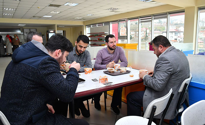 Trabzon'da öğrenciler, soğuk kışta güne çorbayla başlıyor!