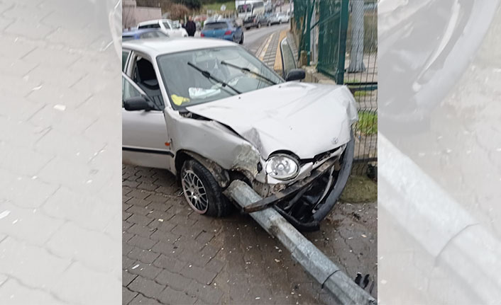 Elektrik direği araca ok gibi saplandı