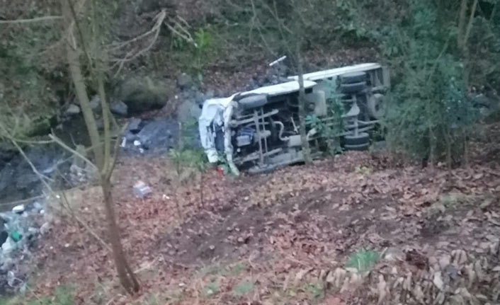 Çarşıbaşı’nda kamyonet dereye yuvarlandı: Sürücü yaralandı