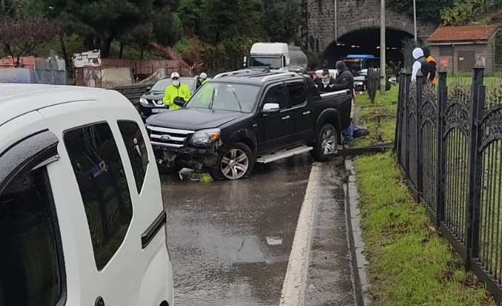 Trabzon’da belediye aracı orta refüje çarptı!