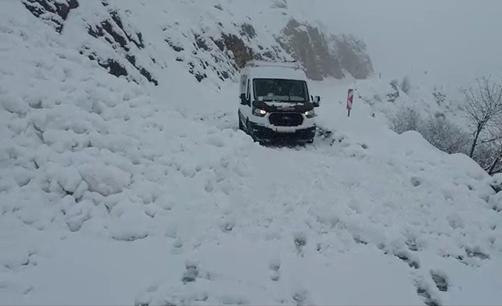 Bingöl’de çığ düştü, yol ulaşıma kapandı