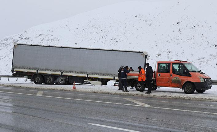 Kar ve buzlanma tır sürücülerinin çilesi oldu