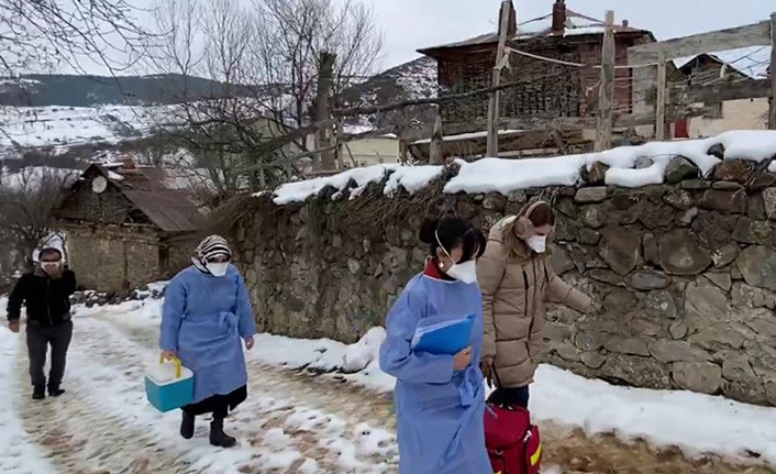 Sağlık ekipleri karlı havaya rağmen vatandaşların aşılarını evlerinde yapıyor