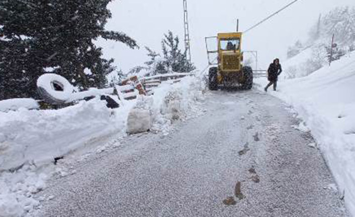 Akçaabat’ta kardan kapanan yollar açıldı