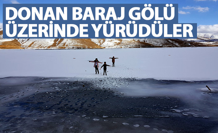 Bayburt'ta donan baraj gölü üzerinde yürüdüler