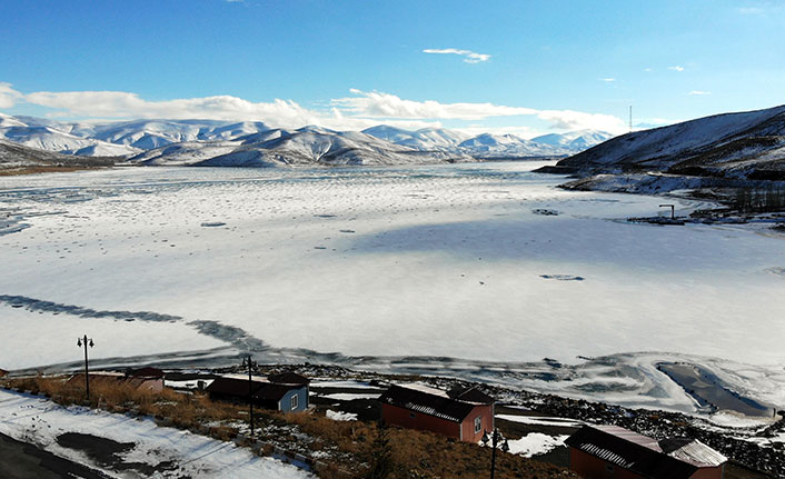 Donan baraj gölünün manzarası kartpostallık görüntü oluşturdu