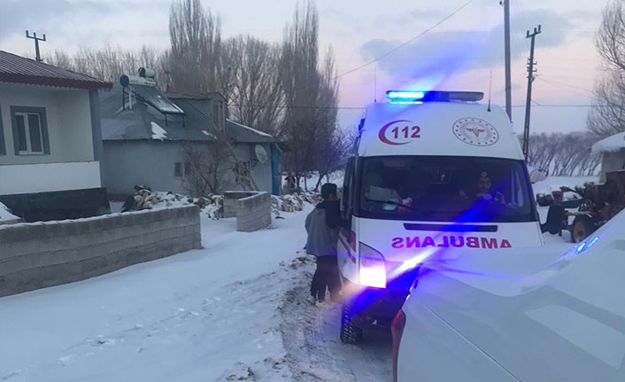 104 köy yolunda ulaşım sağlanamıyor, vakaya giden ambulans da yolda kaldı