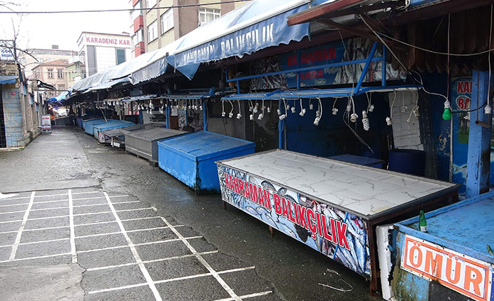 Trabzon'da soğuk ve karlı hava balık tezgâhlarını etkiledi