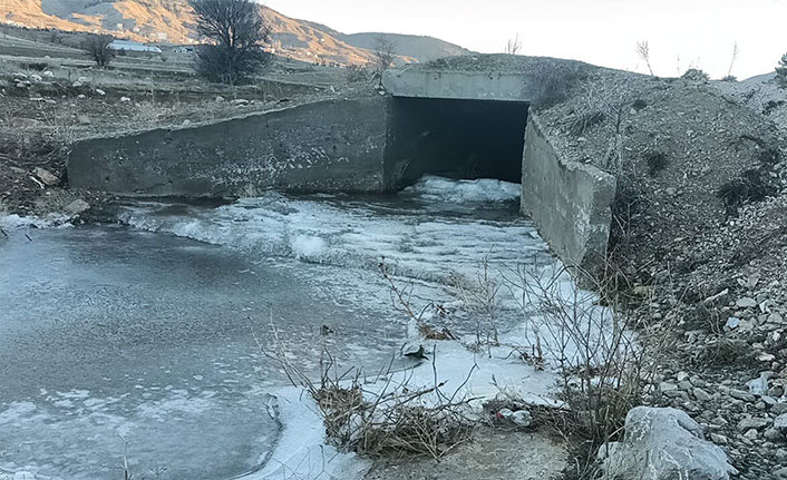Adıyaman'da dereler buz tuttu
