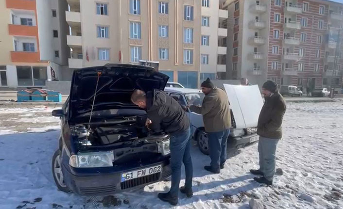 Erzurum'da donan araçlar çalıştırılamadı