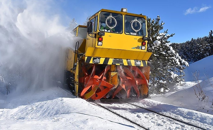 TCDD görevlileri buz mesaisinde