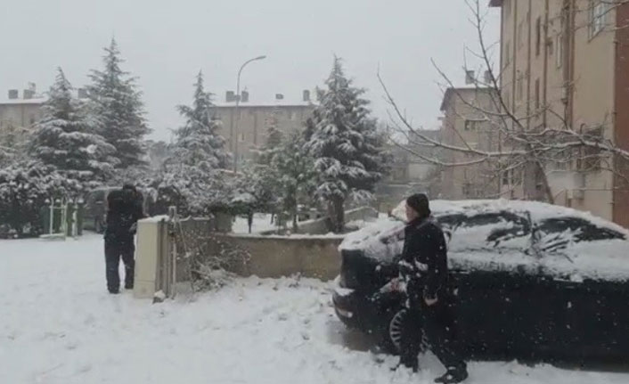 Önce dua ettiler sonra kar topu oynadılar