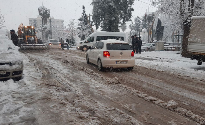 Gaziantep'te kar yağışı trafiği felç etti