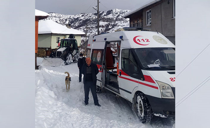 Karlı yolları aşarak rahatsızlanan vatandaşı hastaneye yetiştirdiler