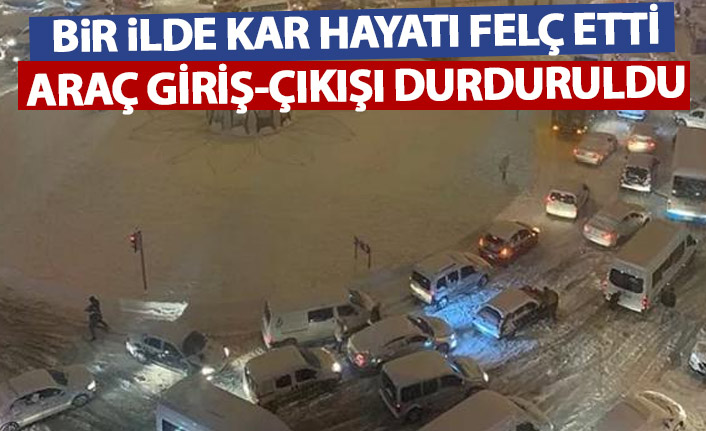 Kar yağışı hayatı felç etti! Şehir dışına araç çıkışı durduruldu