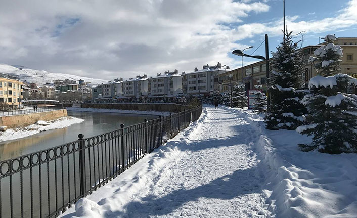 Bayburt güne karla uyandı, okullar tatil edildi