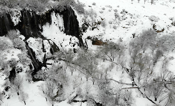Beyaz gelinliğini giyen Girlevik Şelalesi ziyaretçilerine görsel şölen sunuyor