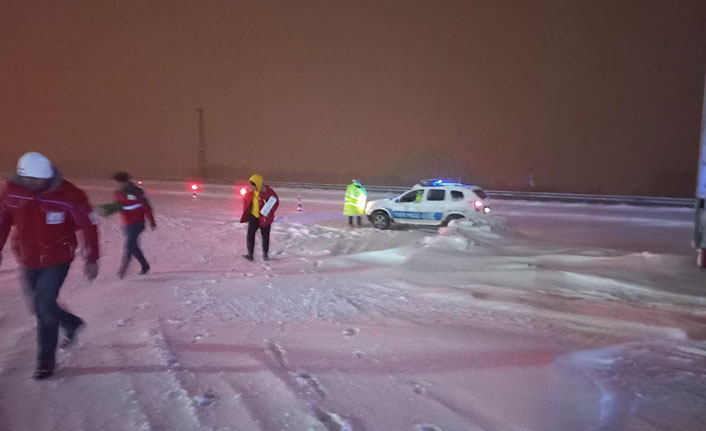 Yolda kalan sürücülere yiyecek ikramı