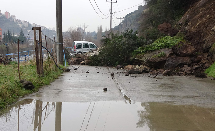 Trabzon'un  2 Nolu Bostancı Mahallesinde  heyelan! Yol ulaşıma kapandı.19 Ocak 2022