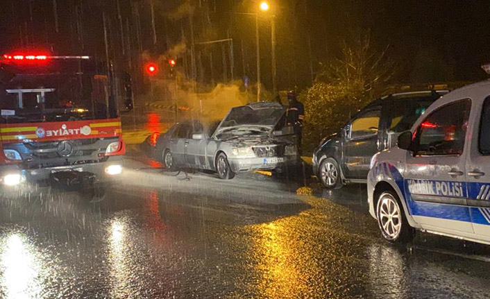 Trabzon'da araç yangını! Seyir halinde alev aldı