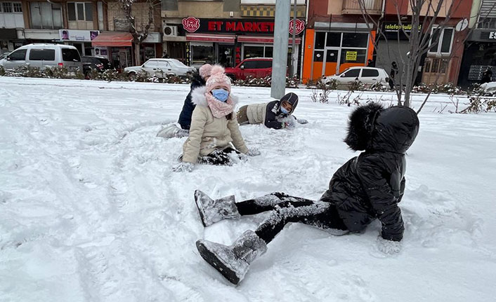 Soğuk hava kar sevincini yaşamalarına engel olmadı