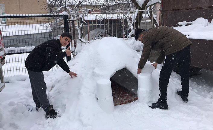 Elazığ’da 3 arkadaş kardan ev yapıp içinde vakit geçirdi