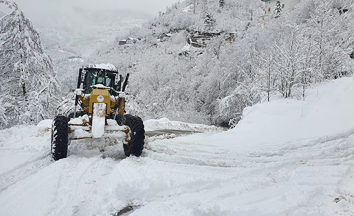 Karadeniz'de binden fazla yol kar nedeniyle kapalı