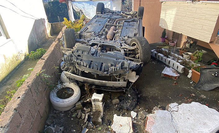 Takla atan, hurdaya dönen araçtan sağ çıktılar