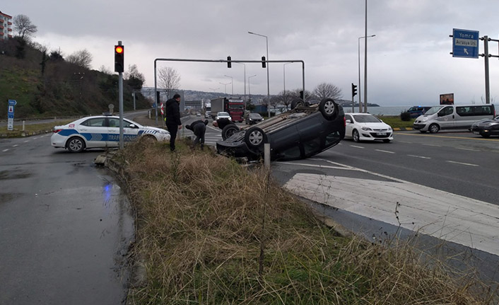 Trabzon’da kaza! Otomobil ters döndü