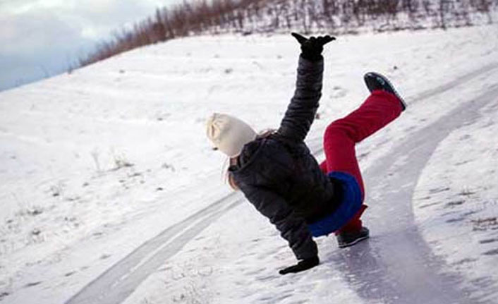 Karda yürürken düşme tehlikesine dikkat!