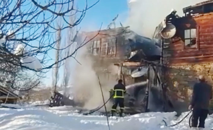 İki katlı ahşap ev yarım saatte kül oldu