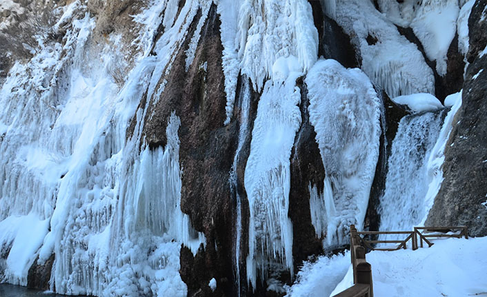 Buz tutan şelale kartpostallık görüntüler oluşturdu