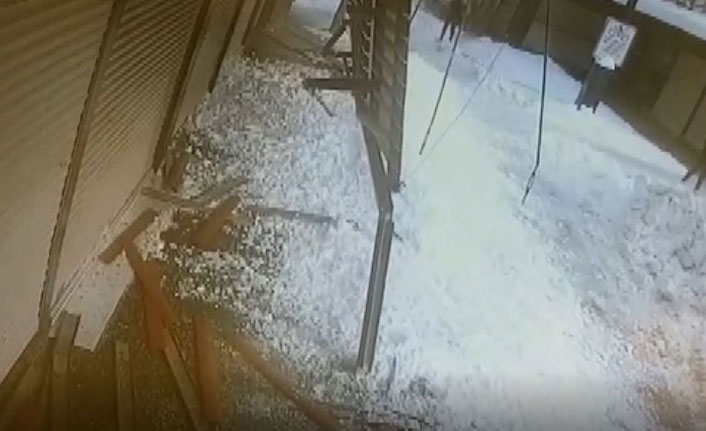 Kar kütlesinin altında kalmaktan saniyelerle kurtuldular