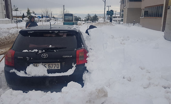 Kar altında kaybolan araçlarını 4 gün sonra çıkartabildiler