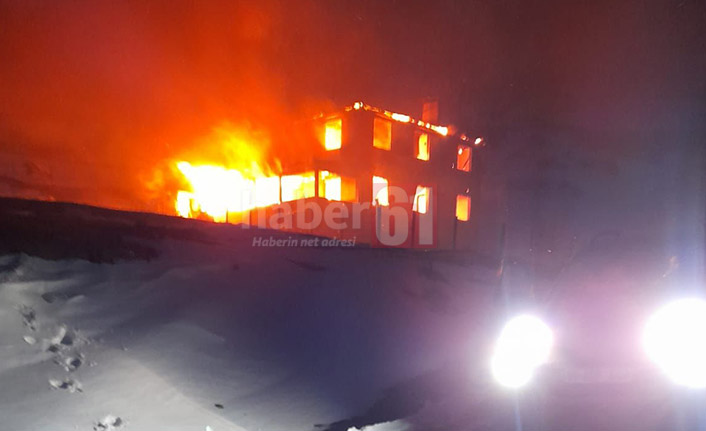 Trabzon’da yangın! İki katlı ev kullanılamaz hale geldi. 22 Ocak 2022