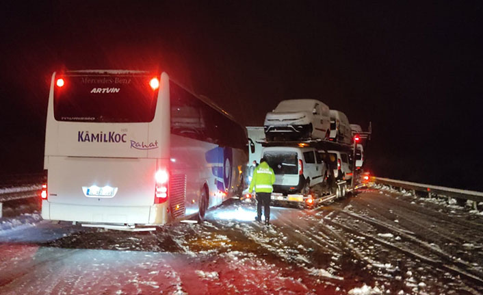 Buzlanma D100'de zincirleme kazaya sebep oldu