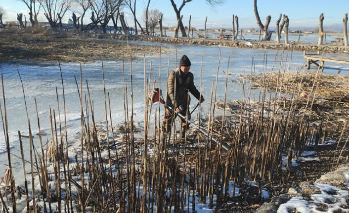 Buz tutan göletin üzerinde top oynadılar