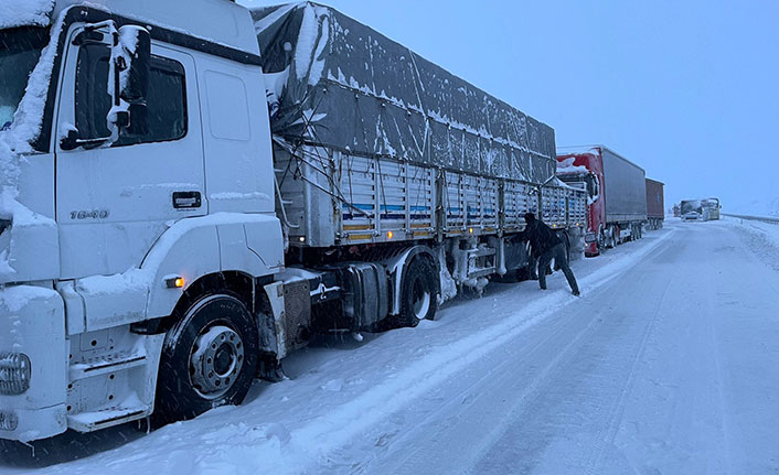 Mahsur kalan sürücülere yiyecek ikramı